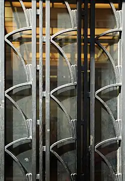 Détail de la porte en fer forgé.