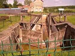 Ancienne écluse et ancienne péniche à Écuisses.