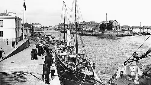 L'aviso « L'Élan » accosté devant le Bureau du Port à gauche le dimanche après-midi 26 juin 1898.