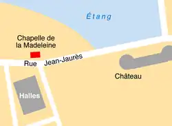 Plan sommaire donnant l'étang au nord, les halles au sud et le château à l'est. La rue Jean-Jaurès, orientée ouest-est, passe entre l'étang et les halles. L'emplacement de la chapelle est côté nord de cette rue, au nord des halles.