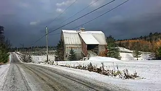 À Bury, la route 255 est sans revêtement bitumineux.