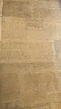 Inscription sous le porche de l'entrée principale.