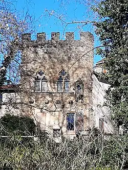 Maison crénelée, présentant deux baies géminées à remplages du XIVe&nbsp;siècle et latrines. L'origine de cette maison, réalisée en pierre coquillière, reste inconnue.