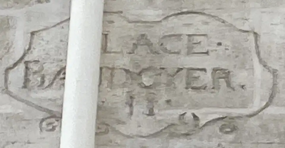 Ancienne plaque, gravée dans la pierre, portant le nom de la place, située au no&nbsp;8 rue François-Miron.