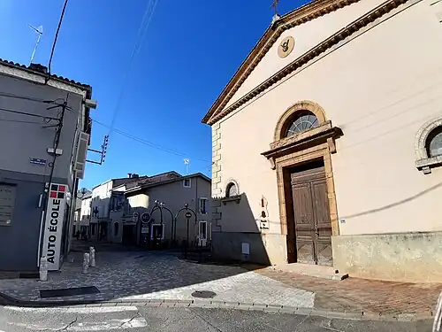 Premier emplacement de l'ancienne porte d'Aire, au carrefour des rues des Jardins, Augustin Lesbazeilles et Saint-Vincent de Paul, à hauteur de la chapelle du Bon-Pasteur de l'hôpital Lesbazeilles. La porte d'Aire est transférée à l'extrémité est de l'actuelle rue Augustin Lesbazeilles après la construction de l'hospice de Mont-de-Marsan après 1702.