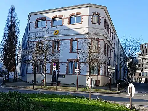 Ancienne usine Biscuiterie nantaise, reconvertie en bureaux pour La Poste.