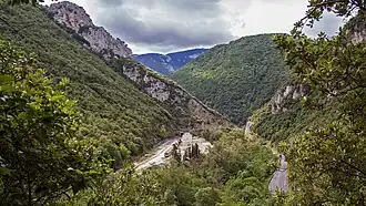L'ancienne usine de dolomie à la gare au bord de l'Aude et de la RD118