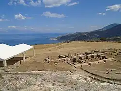 Théâtre et vestiges du temple de Zeus.