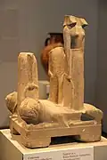 Piédestal de bassin. Maîtresse des animaux et lions. Temple d'Héra, Samos v. 630. Marbre H. 52&nbsp;cm. Berlin