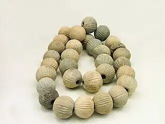 Collier en perles de terre cuite. 950-900. Musée du Céramique