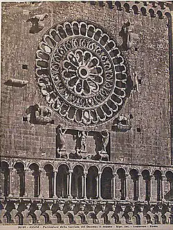 Détail de la façade de la Basilique Saint-François d' Assise.