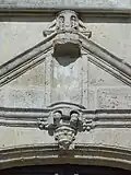 Fronton du portail.