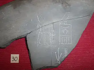 Fragment de vase représentant le roi Adjib portant dans sa main gauche le sceptre-mks(Ire&nbsp;dynastie).