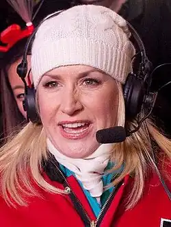 Photo d'une femme parlant au micro relié à son casque.