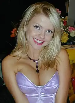 Description de l'image Angela Little at Glamourcon 33 (2003).jpg.