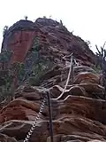 Sentier jusqu'au sommet agrémenté de chaînes de support.