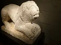 Lion-gardien à l'entrée d'un monument funéraire (calcaire, IIe&nbsp;siècle).
