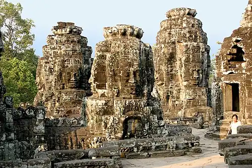 Les tours à visages seraient en rapports avec les « Brahma toujours jeunes » qui transmettent l'enseignement du Bouddha à toutes les divinités