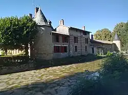 Angle extérieur et douves.