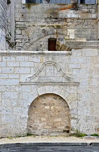 Entrée du logis abbatial (2013).