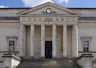 Le palais de justice.