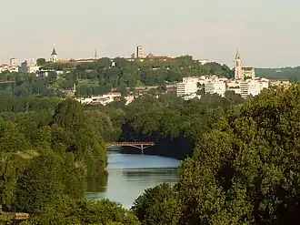 Angoulême et ses remparts vus de Fléac.