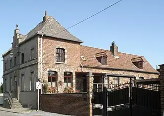 Ancien presbytère, avec sa façade latérale de style tournaisien.