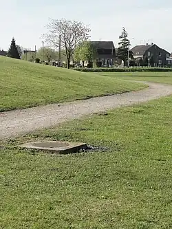 Le puits Archevêque dans son environnement.