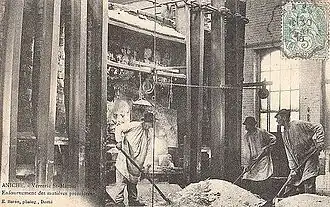 Enfournement des matières à la Verrerie.