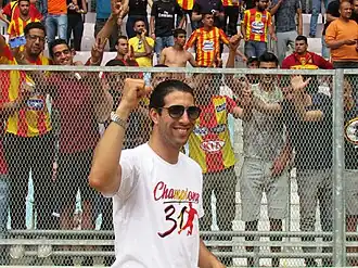 Anis Mahmoudi fêtant le 31e titre de champion de Tunisie avec les supporters de l'Espérance sportive de Tunis, au stade olympique de Radès le 18 mai 2017.