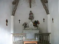 Sur l'autel se trouve une Piétà moderne.