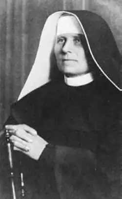 Photo en noir en blanc d'une religieuse