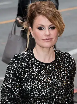 Anna Paquin interprète Mary Ann Broberg.
