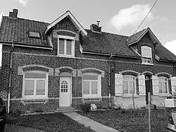 Des habitations groupées par deux.