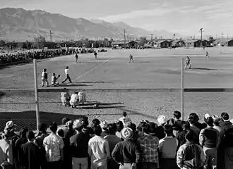 Un match de baseball à Manzanar. Photo par Ansel Adams c. 1943.