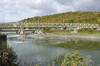 Juste avant le pont de chemin de fer, l'île de Moniat (à droite)