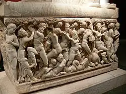 Mélimélo: 15 personnes nues ou voilées pressées les unes contre les autres, regardant, dansant ou piétinant des enfants.