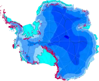 Carte de l'inlandsis de l'Antarctique (en bleu) dont les barrières de glace (en cyan) ; les terres libres de glace sont en magenta.