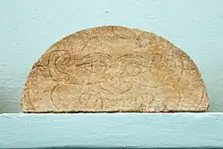 Antéfixe gravée à la tête de Gorgone. Oikos des Naxiens à Délos. VIe&nbsp;siècle (575-560 ?) av. J.-C.
