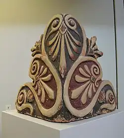 Antéfixe d'angle. Céramique peinte, v. 430 av. J.-C. Musée Archéologique d'Olympie