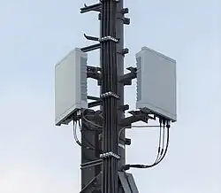 Deux antennes Massive-Mimo Ericsson utilisées pour la 5G. Elles sont attâchées à un mat sur un toit de Zürich.