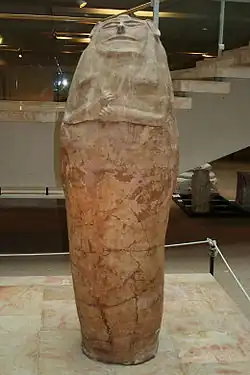 Cercueil d'argile anthropoïde, daté de l'âge du bronze (XIVe et XIIe&nbsp;siècles), découvert sur la péninsule du Sinaï à Dier-el-Balach (Hecht Museum, Université de Haifa, Israël).