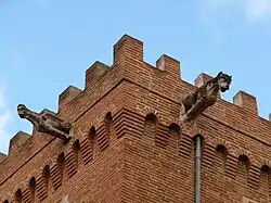 Hôtel Dahus : gargouilles, faux créneaux et faux mâchicoulis, marques de seigneurie.