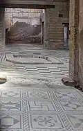couloir au sol de mosaique, deux pièces l'une derrière l'autre