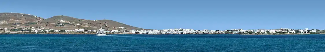 Vue panoramique d'Antiparos depuis l'île voisine de Paros.