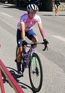 Antonia Niedermaier se rendant au départ fictif de la 7eme étape du Tour de l'Ardèche 2022. (maillot du classement général)