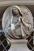Détail de la statue de la Vierge au-dessus du portail d'entrée