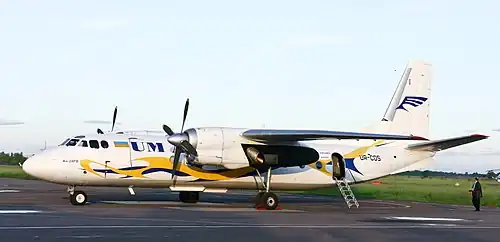 Vue d'un Antonov An-24, aéroport d'Oujhorod.