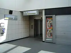 Ascenseur vers le quai pour Saint-Rémy-lès-Chevreuse.