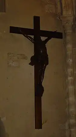 Le crucifix en bois de la nef par Louis Rabeau (1930).